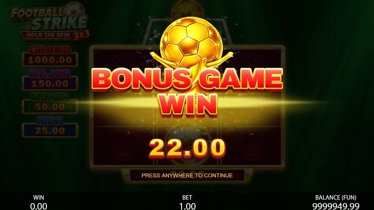 Interface do jogo de slot 3x3 Football Strike: Hold the Spin com tema de futebol